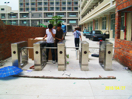 惠州路霹靂電子考勤通道閘案例 - 中出網(wǎng)-智能出入口與停車(chē)充電門(mén)戶(hù)