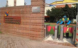 四川省成都市某幼稚園雙通道大圓弧翼閘通道閘案例 - 中出網(wǎng)-智能出入口與停車充電門戶