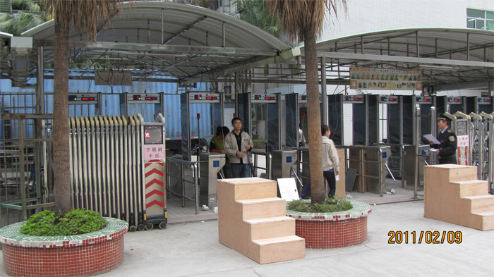 深圳平湖電子廠 立式三輥閘 金屬檢測(cè)門案例 - 中出網(wǎng)-智能出入口與停車充電門戶