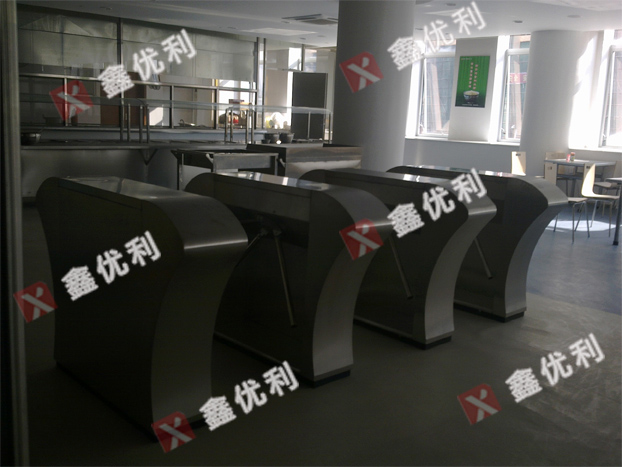 東莞電視臺(tái) 蝶形翼閘 三輥閘案例 - 中出網(wǎng)-智能出入口與停車充電門戶