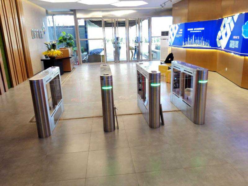 太原綠地集團(tuán)通道閘案例 - 中出網(wǎng)-智能出入口與停車充電門戶