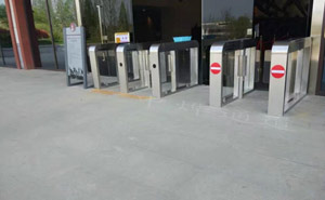 禹王山抗日紀(jì)念館通道閘案例 - 中出網(wǎng)-智能出入口與停車充電門戶