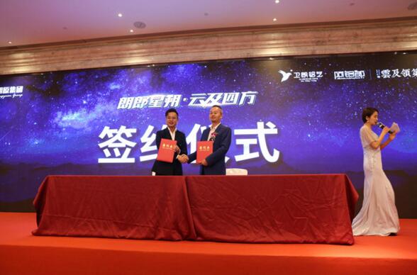 朗原集團(tuán)總經(jīng)理龍海勇先生和中國(guó)建筑裝飾協(xié)會(huì)副會(huì)長(zhǎng)、深圳盤(pán)石室內(nèi)設(shè)計(jì)有限公司創(chuàng)始人吳文粒先生簽訂合作協(xié)議