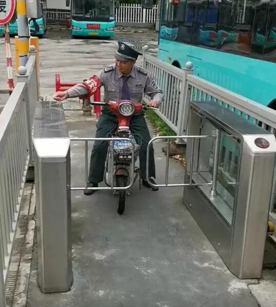 德亞工業(yè)級(jí)人行通道閘 滿足不同環(huán)境領(lǐng)域的出入口管理要求