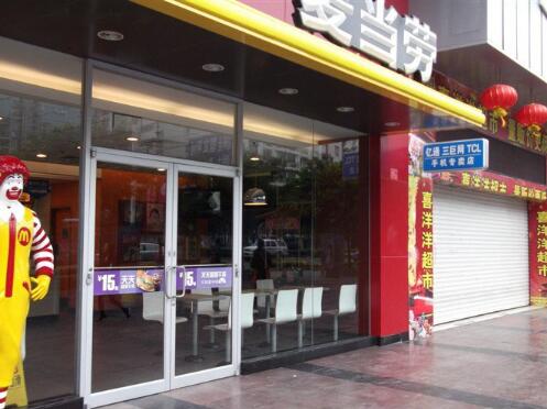 麥當勞肯德基門案例 - 中出網-智能出入口與停車充電門戶