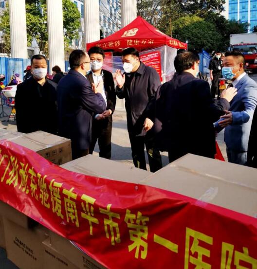 侯總與南平市第一醫(yī)院院長徐尚華、副院長羅文偉一行在交談中