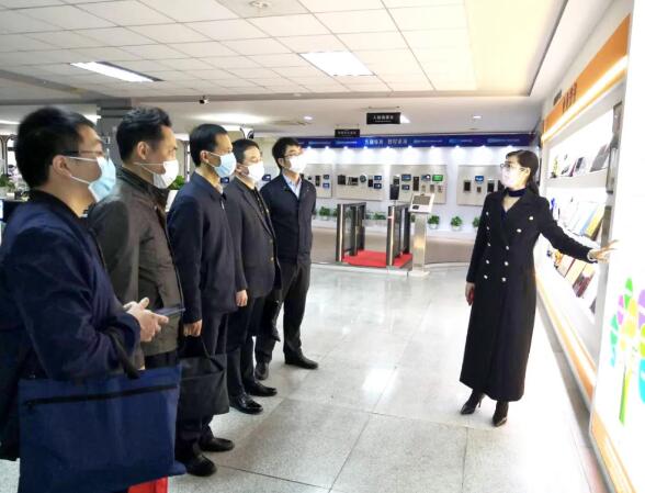 狄耐克董事會秘書林麗梅向工信部聯絡組成員詳細介紹狄耐克企業(yè)發(fā)展情況及馳援情況