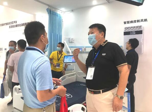 狄耐克副總經(jīng)理侯宏強(qiáng)為蒞臨觀(guān)展的客戶(hù)介紹智慧病房系列產(chǎn)品