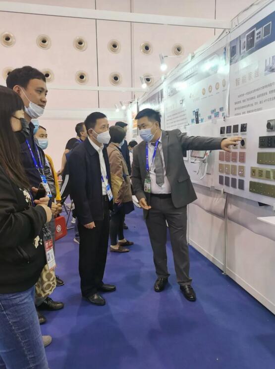 廈門市商務(wù)局副局長陳躍進(jìn)蒞臨狄耐克展區(qū)觀展和體驗(yàn)