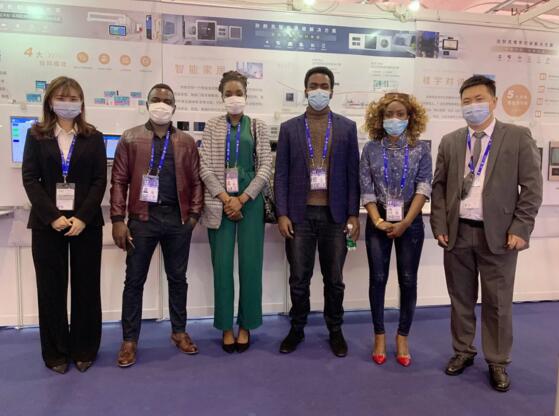 來自烏干達(dá)的朋友蒞臨狄耐克展區(qū)觀展和體驗(yàn)