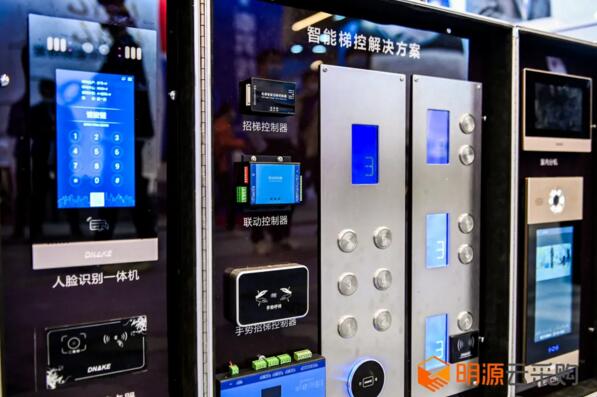 在大會的創(chuàng)新成果展中，狄耐克亮相的產品除智能家居系列產品外，還有樓宇對講、智能梯控等智慧社區(qū)組成產品