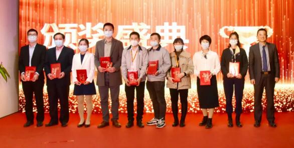 狄耐克董事長(zhǎng)、總經(jīng)理繆國(guó)棟先生為公司優(yōu)秀團(tuán)隊(duì)頒獎(jiǎng)