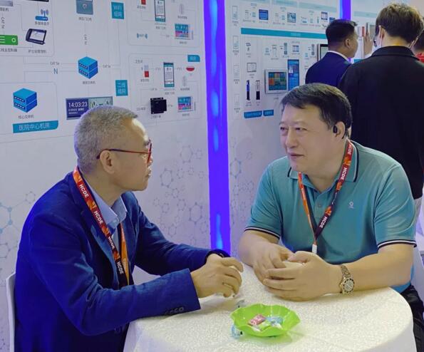 狄耐克副總經(jīng)理侯宏強(qiáng)與客戶洽談中