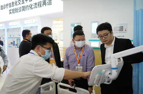 狄耐克物聯(lián)智慧銷售總監(jiān)繆超帶領(lǐng)客戶體驗(yàn)公司智能床旁交互系統(tǒng)