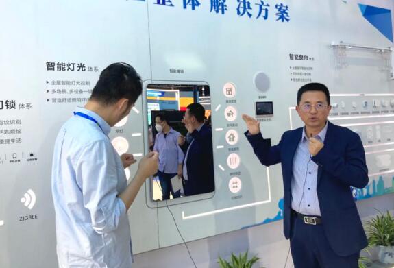 繆總帶領(lǐng)媒體參觀和體驗(yàn)了狄耐克智慧社區(qū)整體解決方案展區(qū)