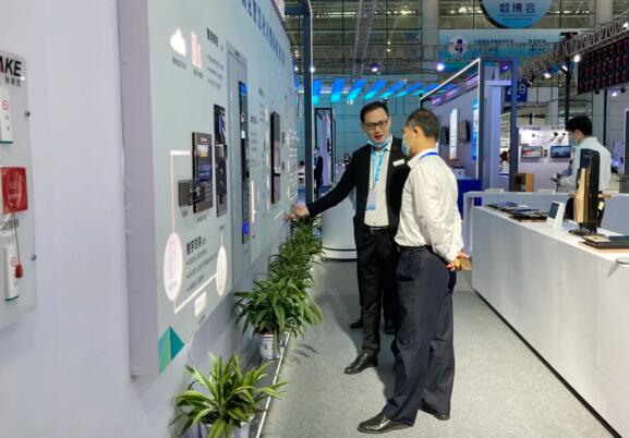 廈門(mén)市工業(yè)和信息化局副局長(zhǎng)李建明蒞臨狄耐克展區(qū)