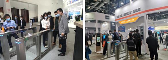 展會(huì)現(xiàn)場(chǎng) | 在社區(qū)出入口，用戶通過(guò)人臉識(shí)別即可快速通行