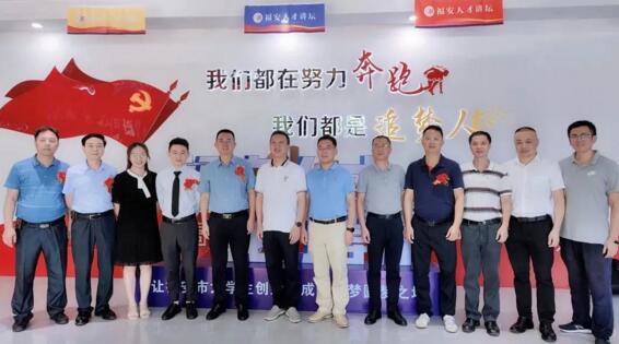 狄耐克董事長(zhǎng)兼總經(jīng)理繆國(guó)棟（左五）出席講壇