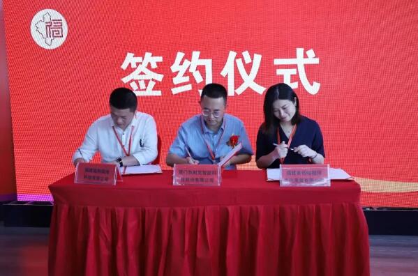繆國(guó)棟代表狄耐克與福安市兩家?guī)头銎髽I(yè)開(kāi)展了“大手牽小手”簽約合作