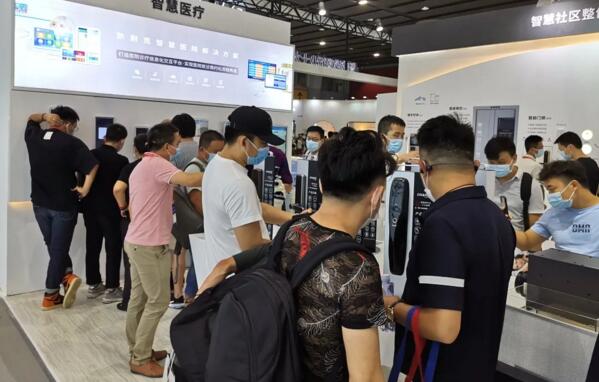 展會(huì)期間，狄耐克展區(qū)觀眾如織