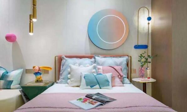 通過床頭的智能場(chǎng)景面板開啟睡眠模式