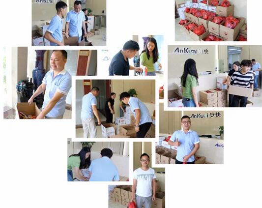 員工收到節(jié)日福利后臉上洋溢著微笑