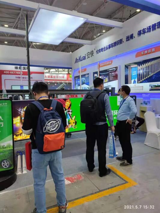 安快現(xiàn)場(chǎng)展出D209大型燈箱廣告道閘