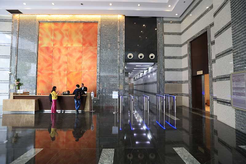 上海新梅聯(lián)合廣場通道閘案例 - 中出網(wǎng)-智能出入口與停車充電門戶