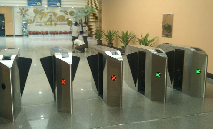 沈陽電視臺通道閘案例 - 中出網(wǎng)-智能出入口與停車充電門戶