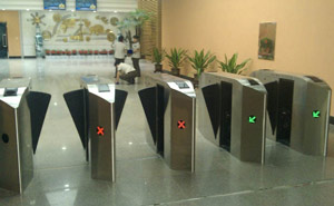 沈陽電視臺(tái)通道閘案例 - 中出網(wǎng)-智能出入口與停車充電門戶