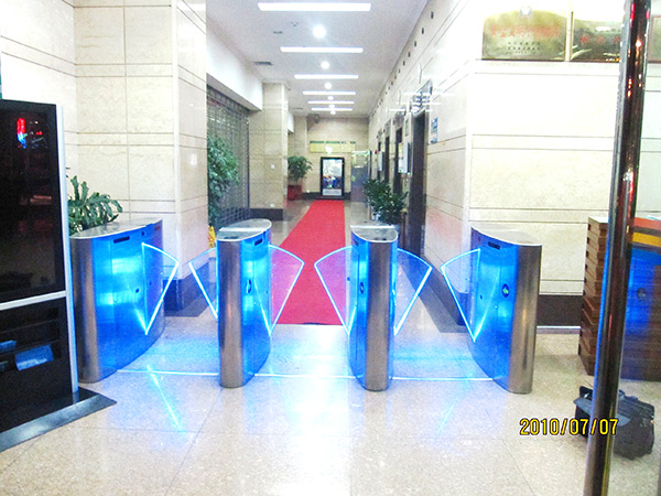 深圳國(guó)信證劵通道閘案例 - 中出網(wǎng)-智能出入口與停車(chē)充電門(mén)戶(hù)