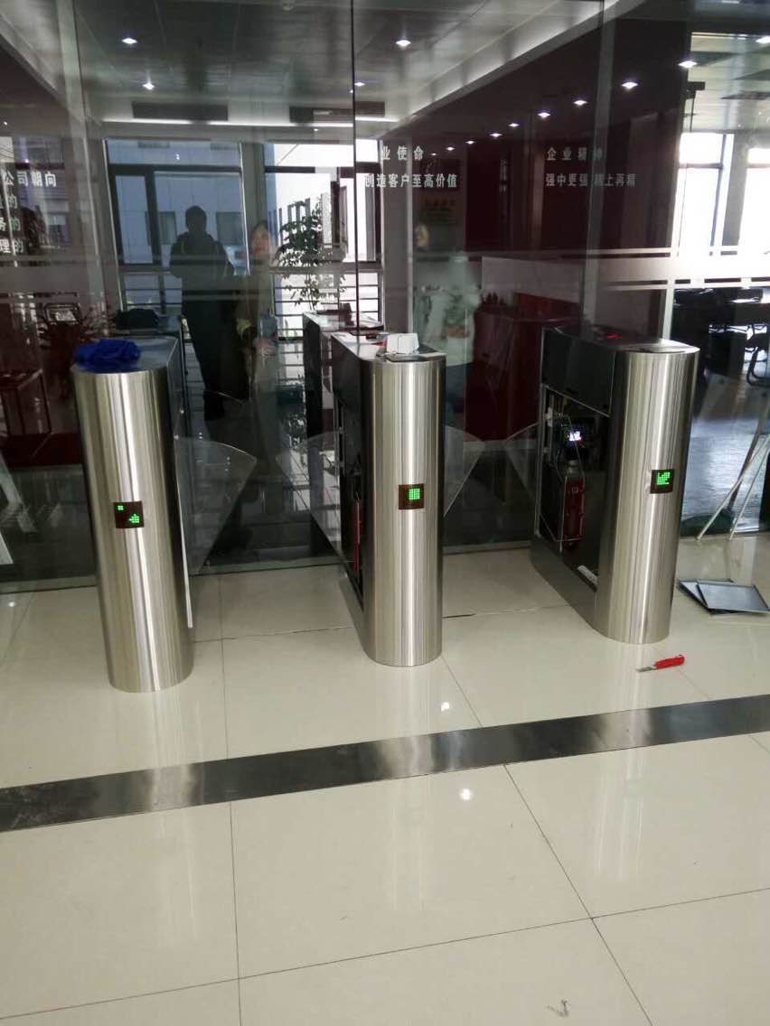 上海某裝飾公司通道閘案例 - 中出網(wǎng)-智能出入口與停車充電門戶