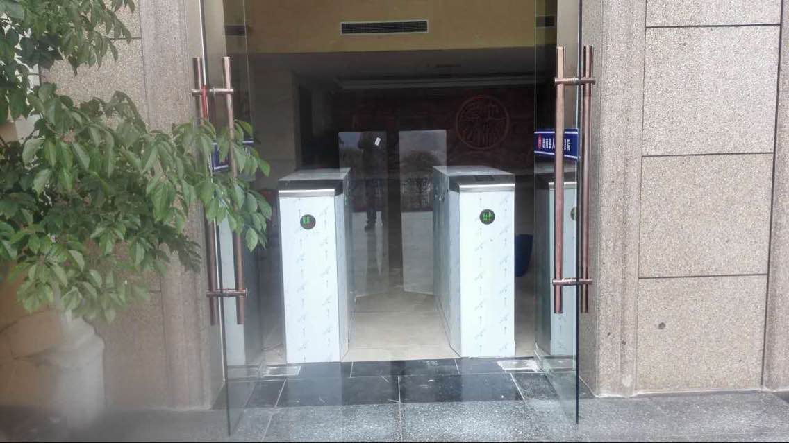 貴州思南人民法院通道閘案例 - 中出網(wǎng)-智能出入口與停車充電門戶