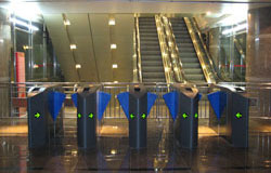 成都廣電中心大廈通道閘案例 - 中出網-智能出入口與停車充電門戶