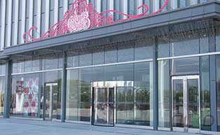 大慶萬(wàn)達(dá)廣場(chǎng)旋轉(zhuǎn)門(mén)工程案例 - 中出網(wǎng)-智能出入口與停車充電門(mén)戶