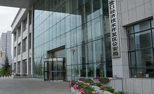 營口經(jīng)濟(jì)技術(shù)開發(fā)區(qū)公安局旋轉(zhuǎn)門工程案例 - 中出網(wǎng)-智能出入口與停車充電門戶