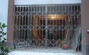 湖南某廣場一樓一角拉閘門工程案例 - 中出網(wǎng)-智能出入口與停車充電門戶