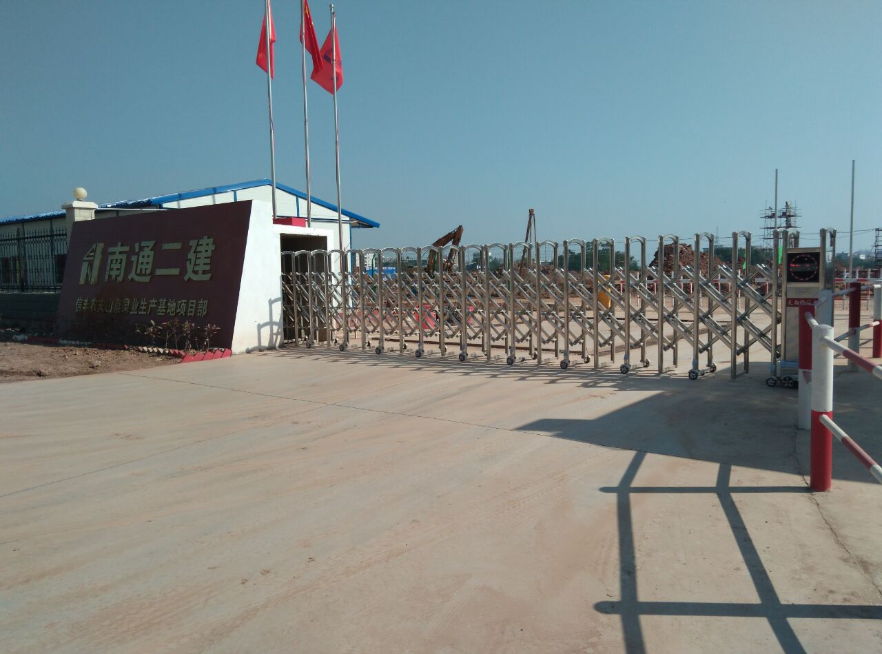 信豐南通四建農(nóng)夫山泉不銹鋼伸縮門(mén)案例 - 中出網(wǎng)-智能出入口與停車(chē)充電門(mén)戶