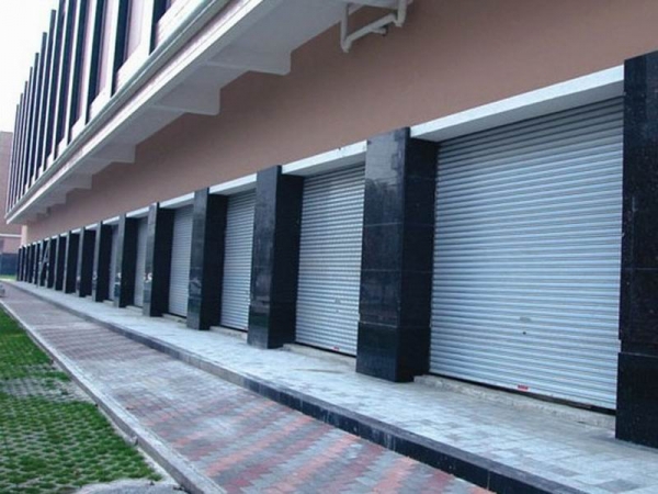 廣州某小區(qū)全小區(qū)卷閘門工程案例 - 中出網(wǎng)-智能出入口與停車充電門戶