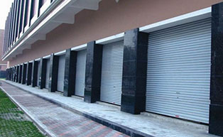 廣州某小區(qū)全小區(qū)卷閘門工程案例 - 中出網(wǎng)-智能出入口與停車充電門戶