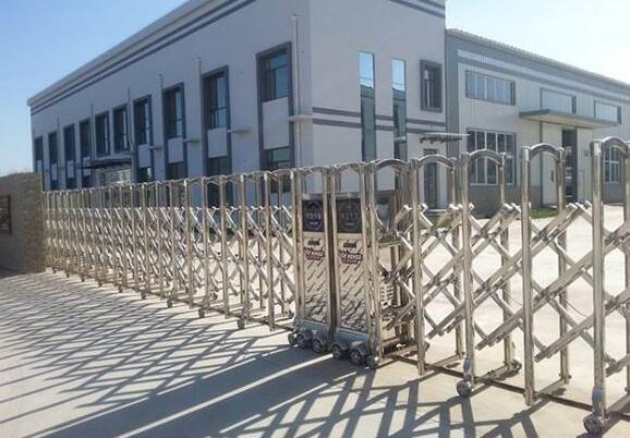 石家莊人民醫(yī)學(xué)高等專科學(xué)校大門口的電動(dòng)伸縮門由石家莊出安智能提供