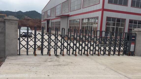 石家莊出安智能電動(dòng)伸縮門(mén)閃亮在石家莊鐵路職業(yè)技工學(xué)校大門(mén)口