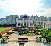 福州金山中學(xué)選用福州出安伸縮門(mén)作為校大門(mén)