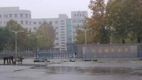 濟(jì)南稼軒初級(jí)中學(xué)選用濟(jì)南出安智能伸縮門