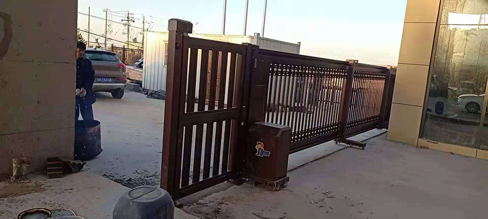 段滑門(mén)系列工程案例 - 中出網(wǎng)-智能出入口與停車(chē)充電門(mén)戶