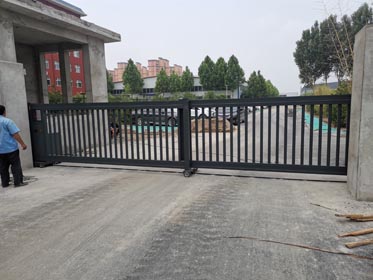 段滑門系列案例 - 中出網(wǎng)-智能出入口與停車充電門戶