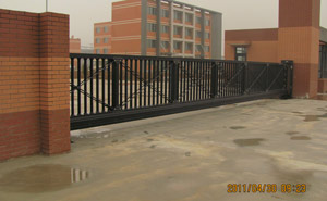 沈陽永佳門業(yè)懸浮門工程案例-興城 - 中出網(wǎng)-智能出入口與停車充電門戶