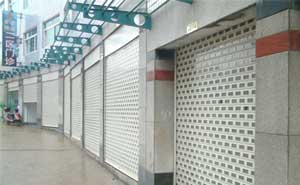 瀏陽步行街商鋪卷簾門案例 - 中出網(wǎng)-智能出入口與停車充電門戶