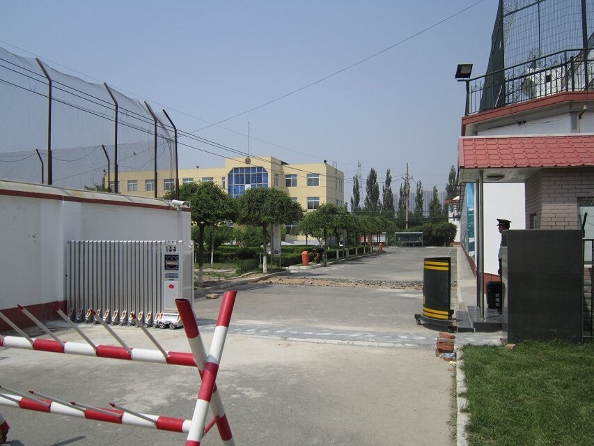 鞍山出安智能伸縮門矗立在鞍山月明山監(jiān)獄大門口