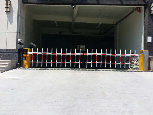 安陽(yáng)市樂(lè)宜購(gòu)物中心欄柵道閘案例 - 中出網(wǎng)-智能出入口與停車充電門(mén)戶